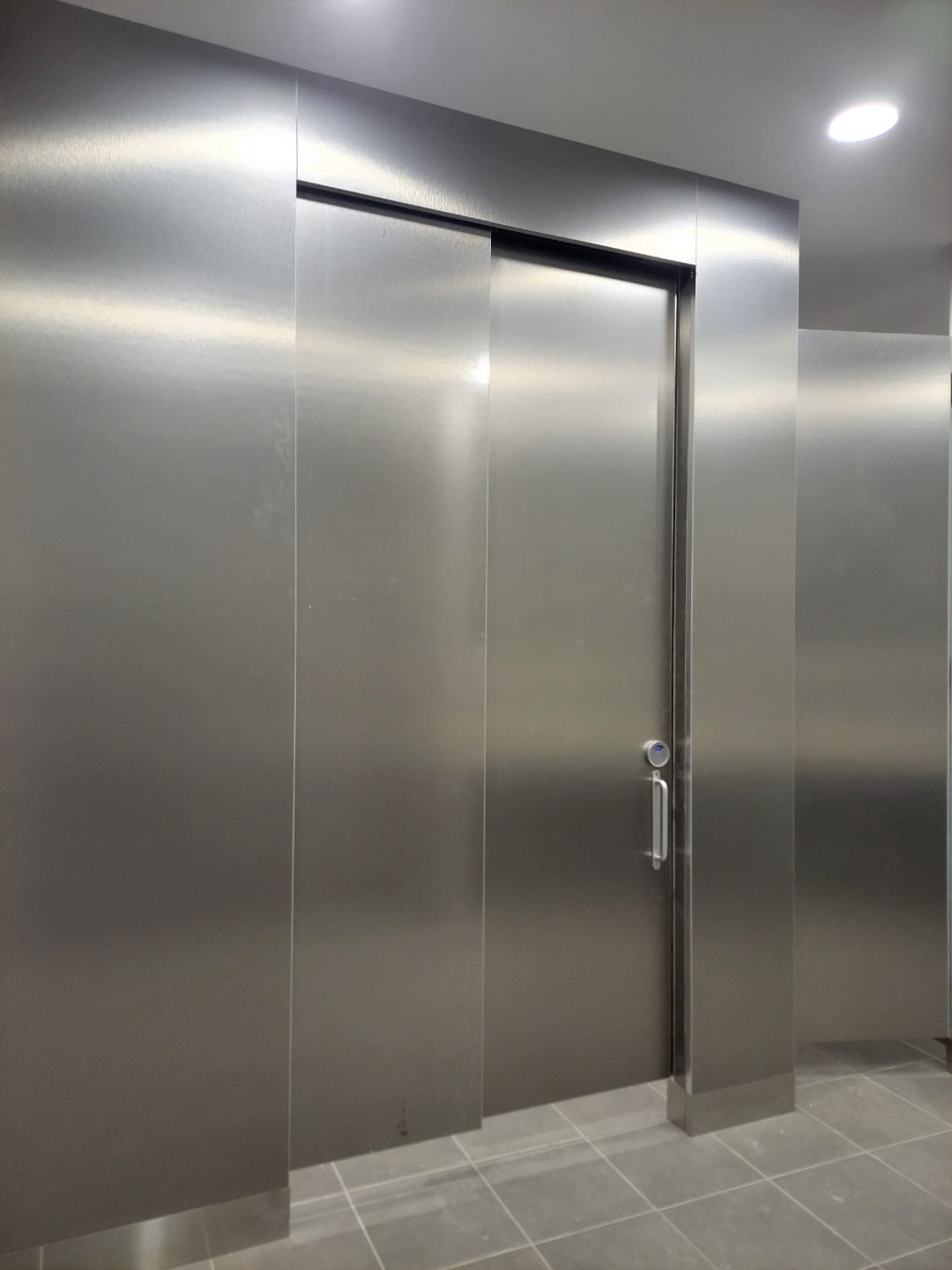 장애인동출입문